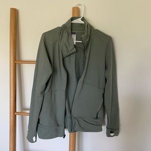 Patagonia / zip up sweater with thumb holes / large